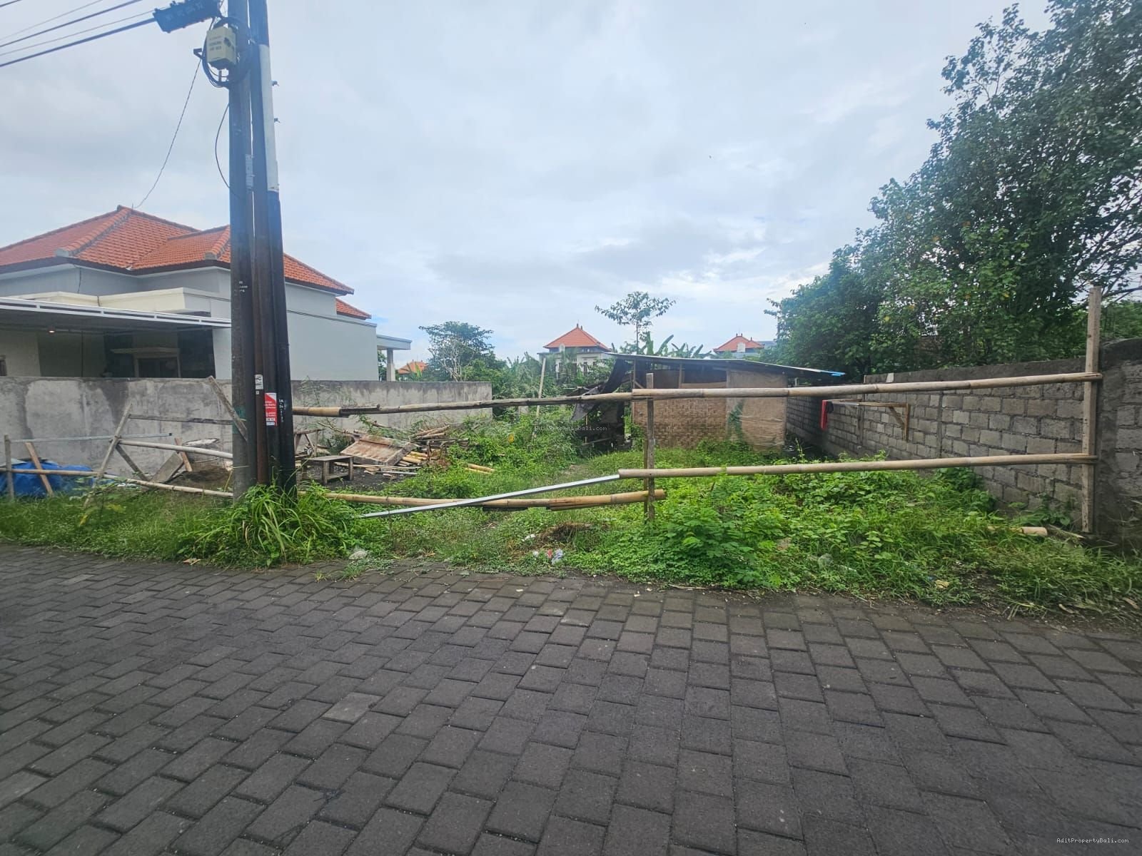 Tanah komersil munggu
