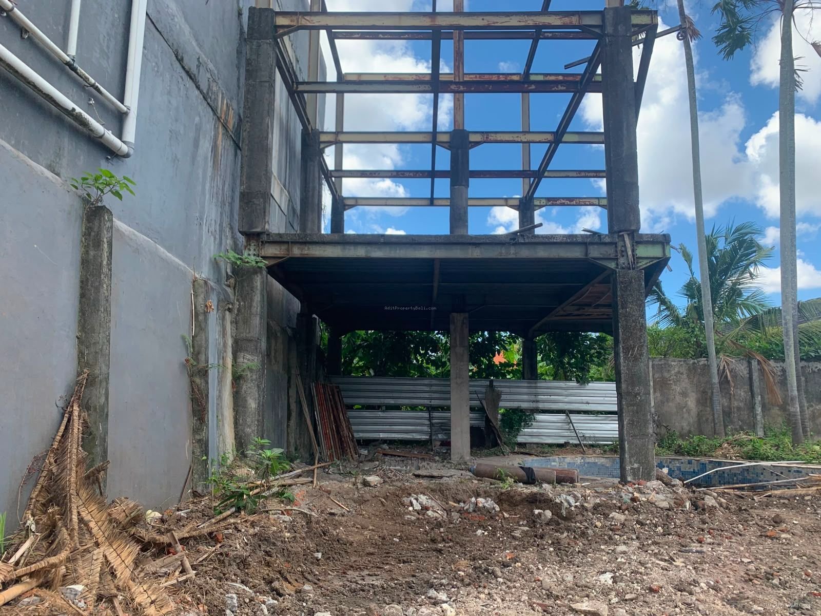 tanah premium petitenget
